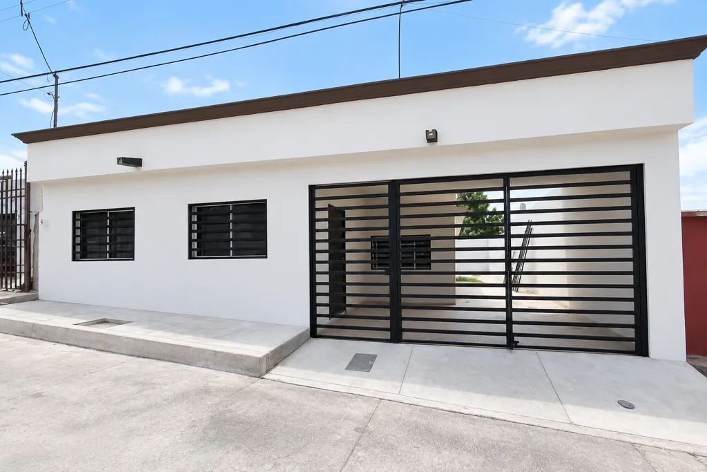 Casa de un piso con amplio patio