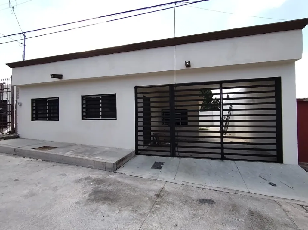 Casa de un piso con amplio patio