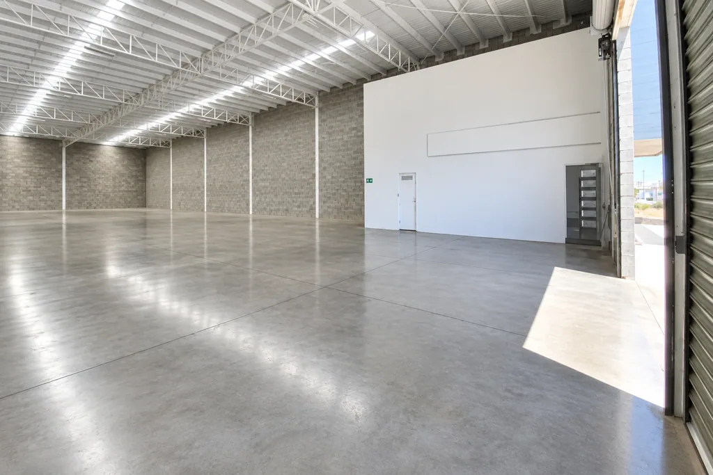 Bodega industrial con oficinas y andén — foto 4