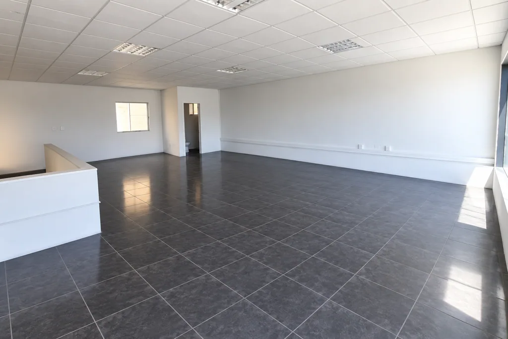 Bodega industrial con oficinas y andén — foto 5