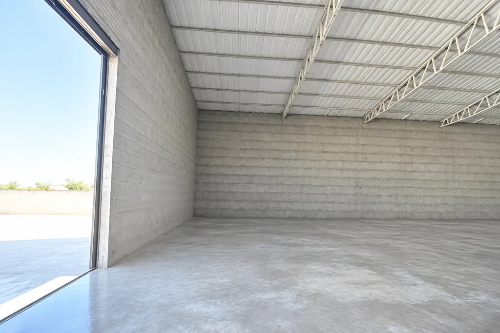 Bodega industrial con oficina y estacionamiento — foto 4