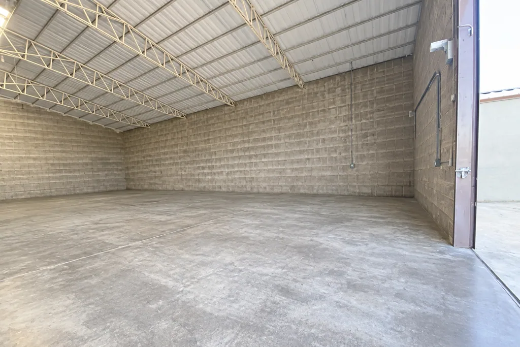 Bodega industrial con oficina y estacionamiento — foto 3