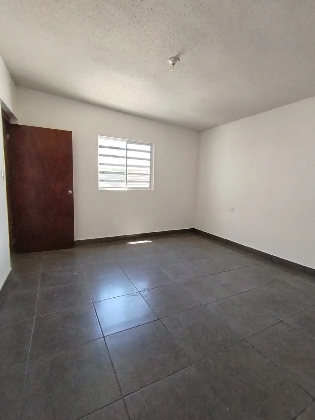Casa de un piso con 2 baños completos — foto 5