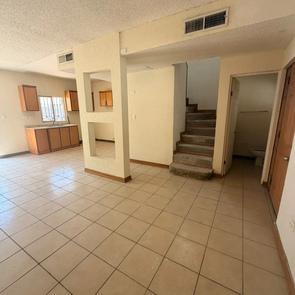 Casa de dos plantas en privada monitoreada, acceso por Av. Los Nogales — foto 4