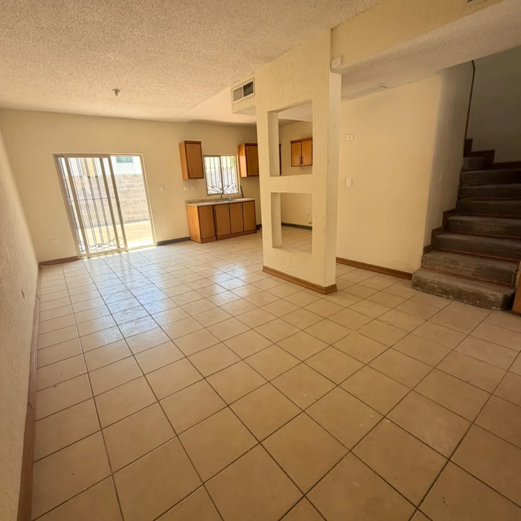 Casa de dos plantas en privada monitoreada, acceso por Av. Los Nogales — foto 3