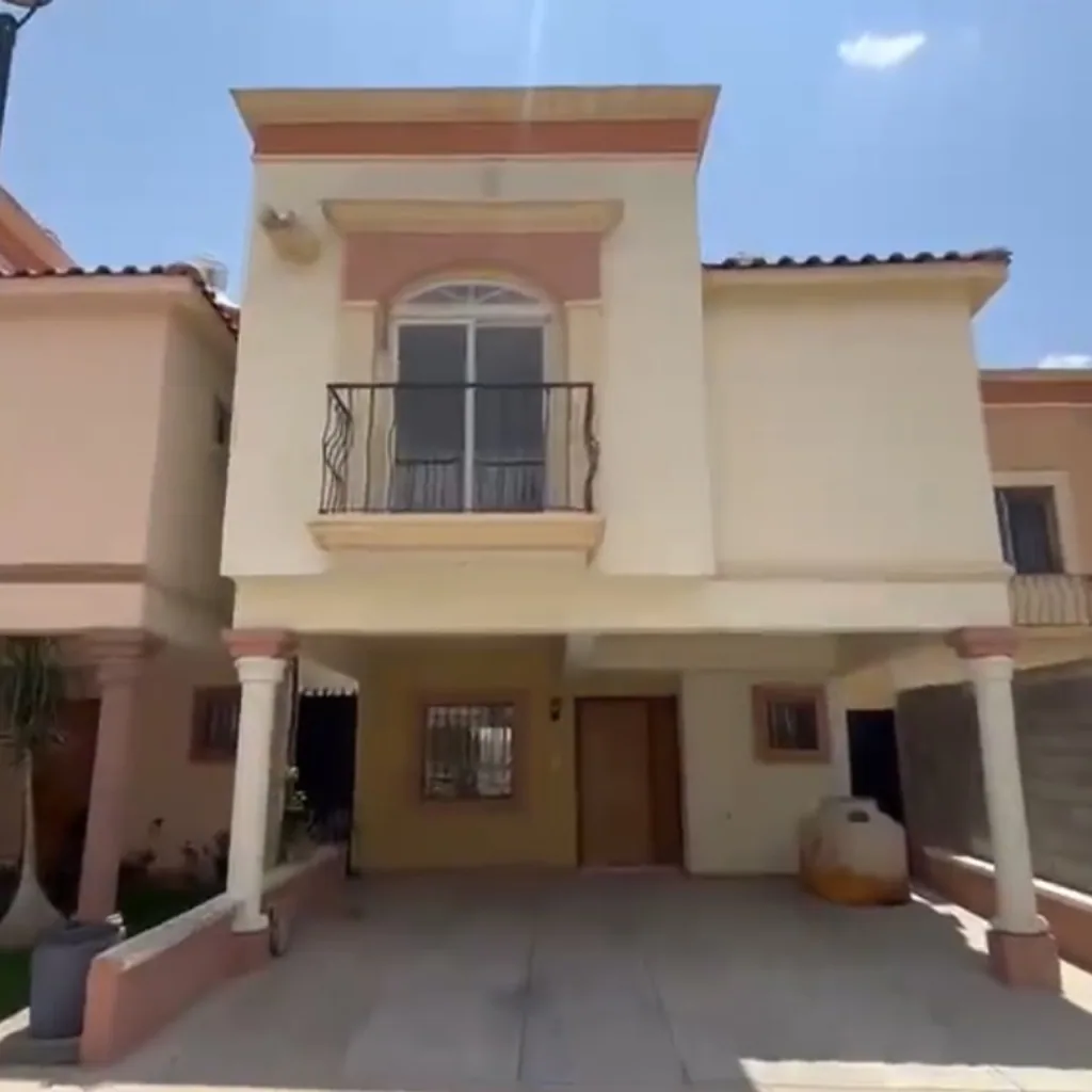 Casa de dos plantas en privada monitoreada, acceso por Av. Los Nogales