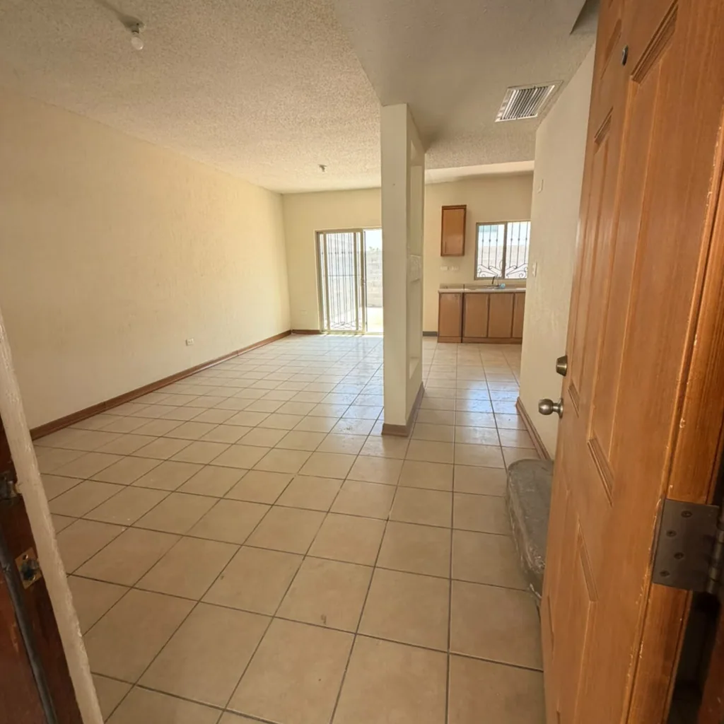 Casa de dos plantas en privada monitoreada, acceso por Av. Los Nogales — foto 2