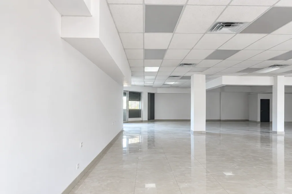 Local comercial doble acceso plaza — foto 3