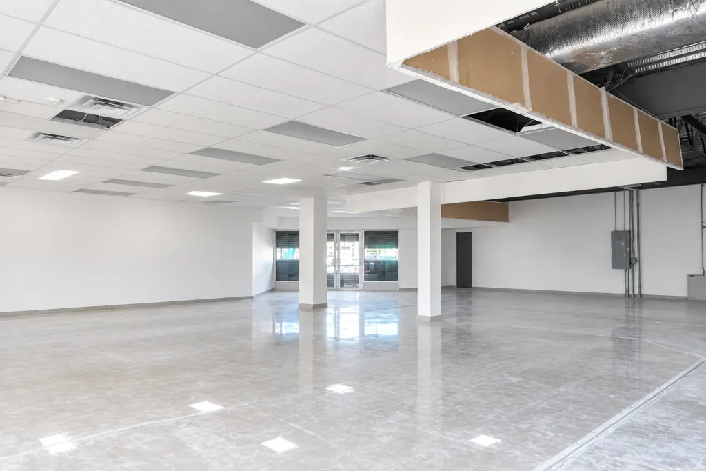 Local comercial doble acceso plaza — foto 4