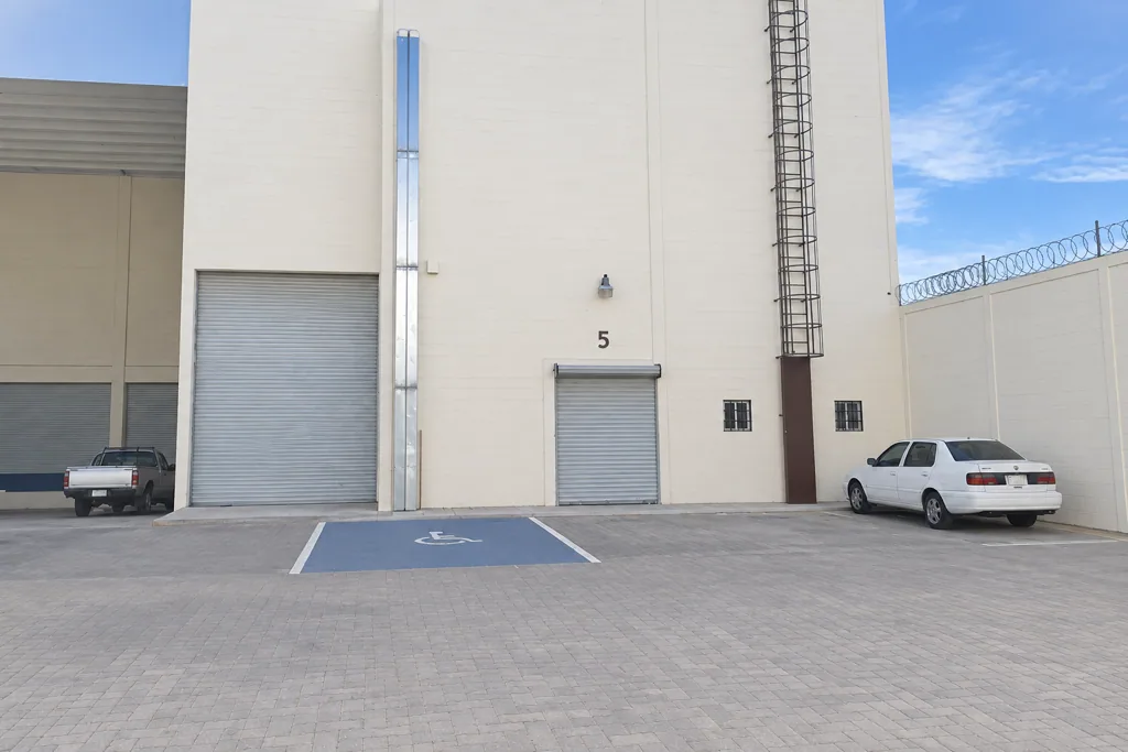 Bodega espaciosa con andén de carga — foto 2