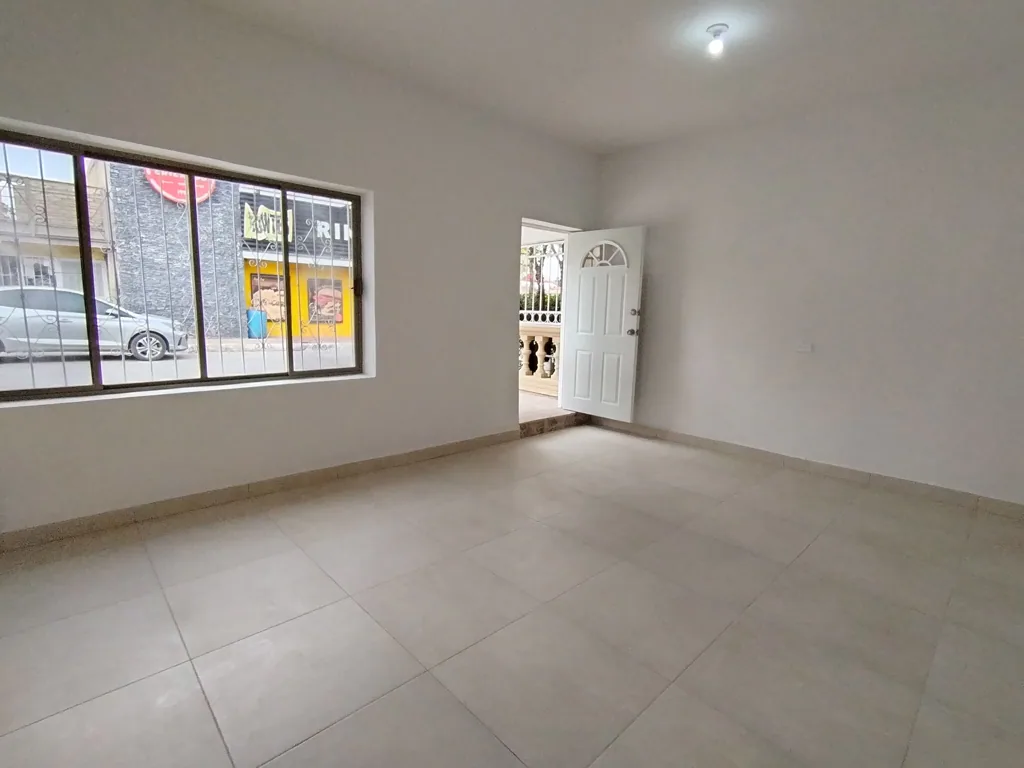 Casa de una planta con amplio patio — foto 3