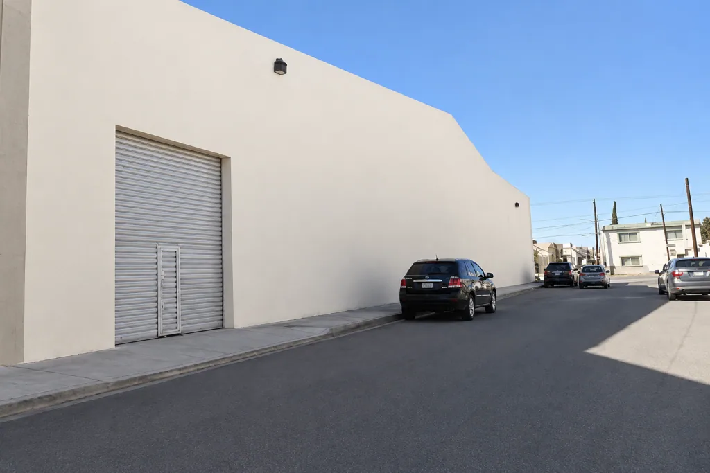 Bodega industrial con oficinas integradas — foto 3