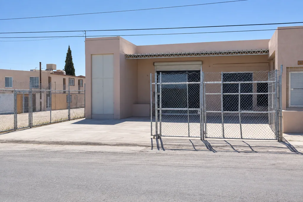 Bodega industrial con oficinas integradas — foto 2