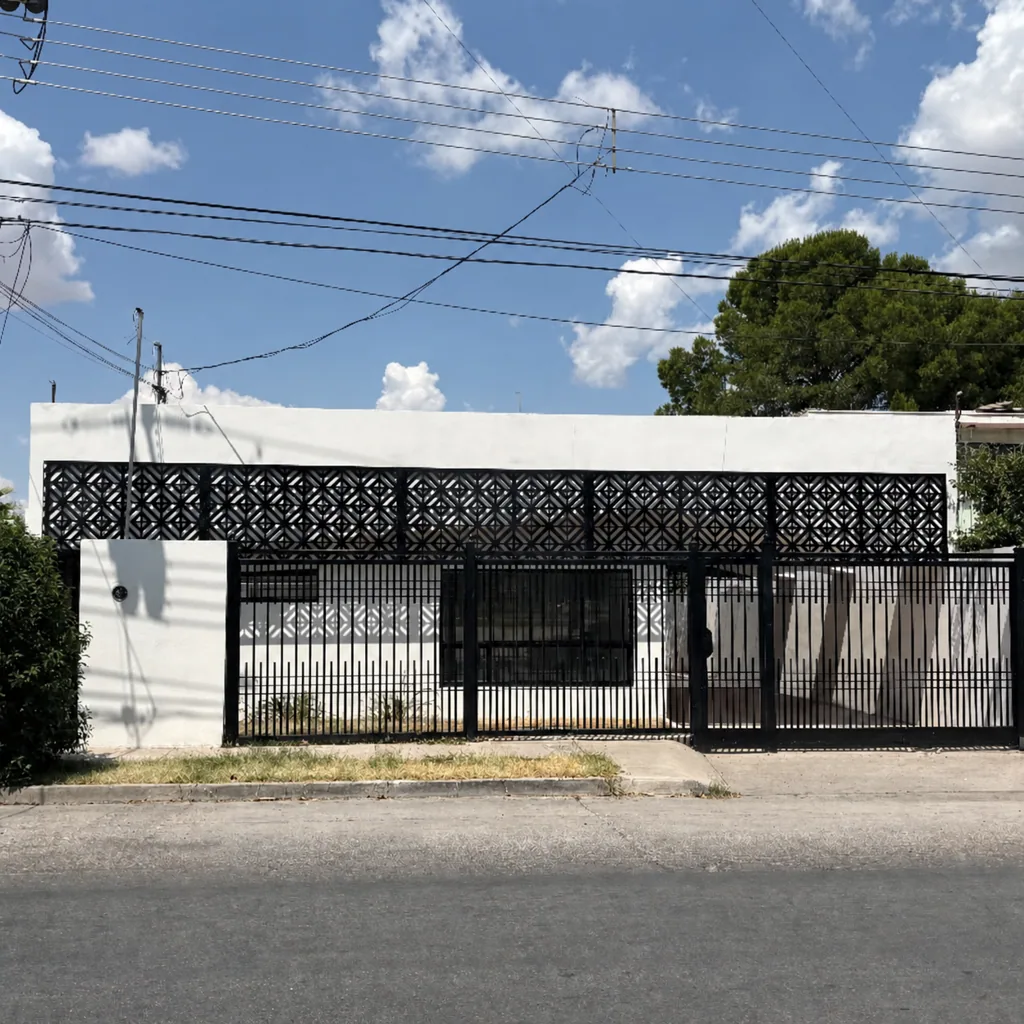 Casa de una planta remodelada con cuarto de juegos y jardín