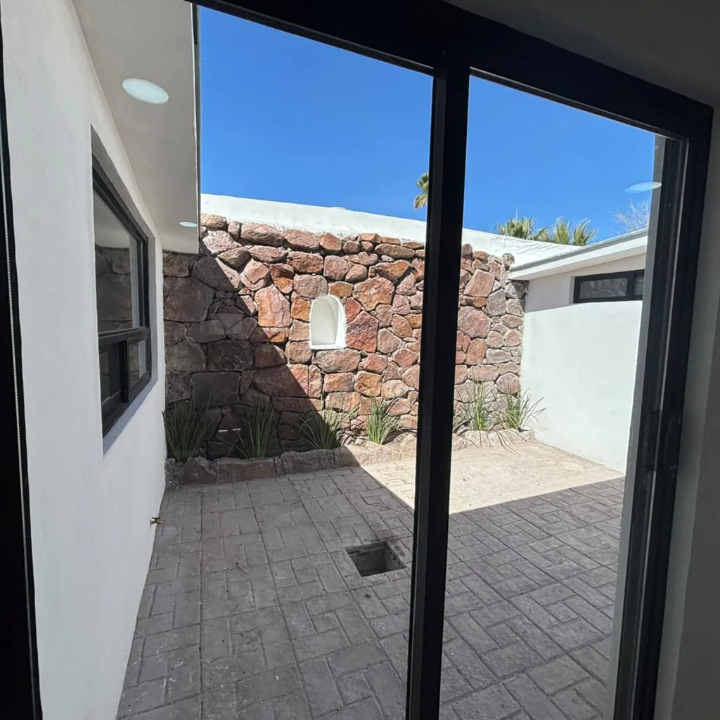 Casa de una planta remodelada con cuarto de juegos y jardín — foto 4