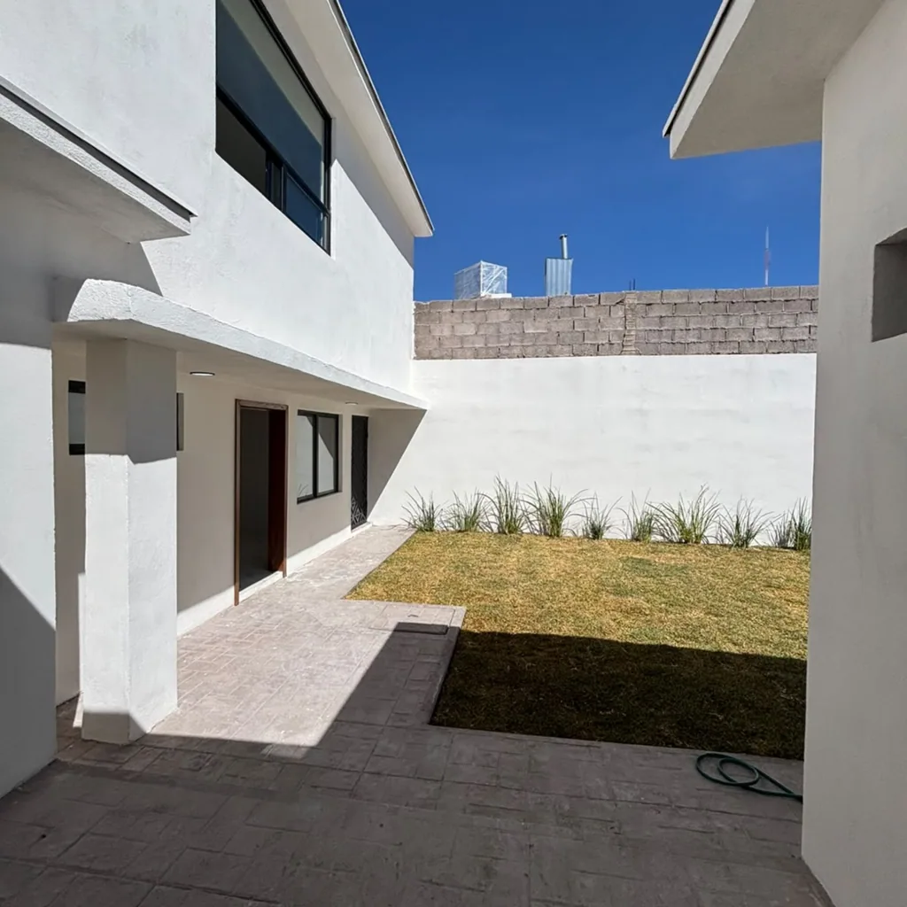 Casa de una planta remodelada con cuarto de juegos y jardín — foto 2