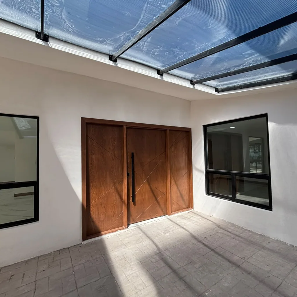 Casa de una planta remodelada con cuarto de juegos y jardín — foto 3