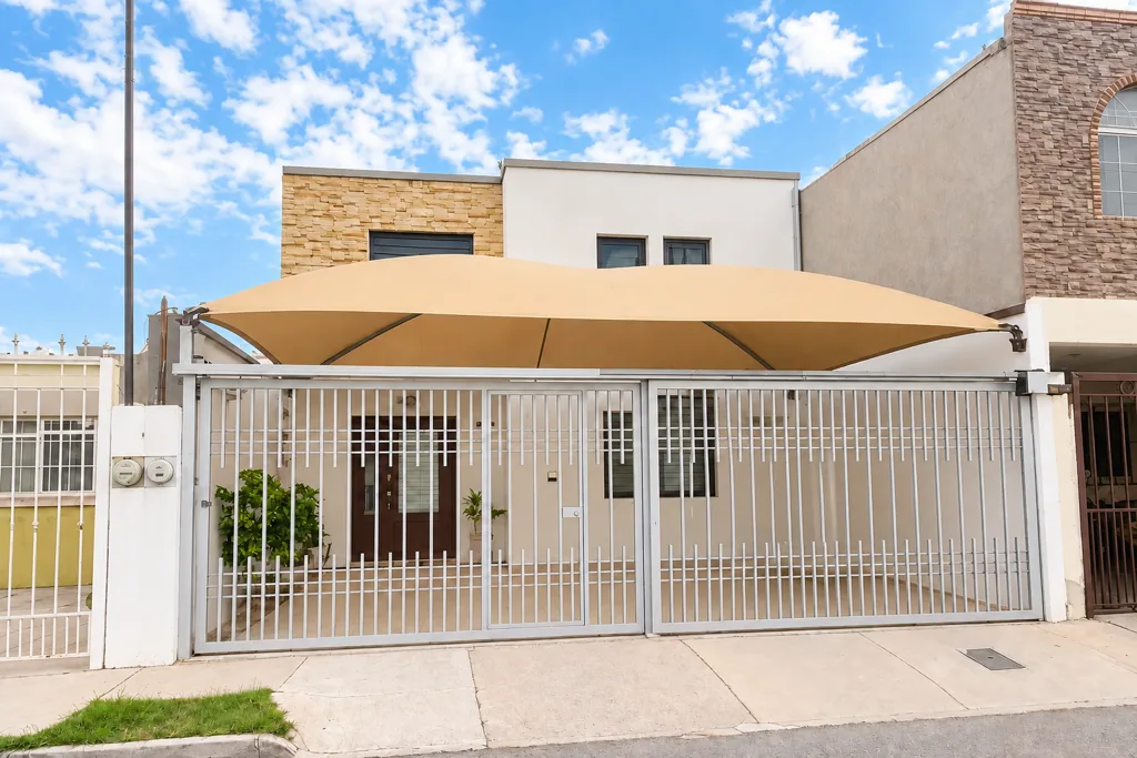 Casa de dos plantas con estudio y terraza