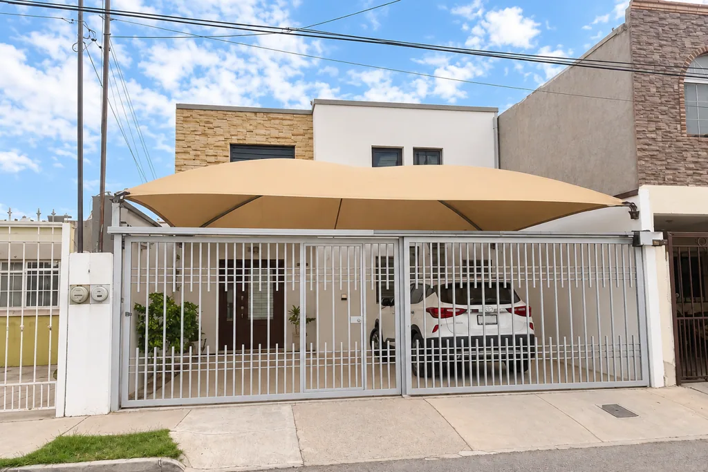 Casa de dos plantas con estudio y terraza
