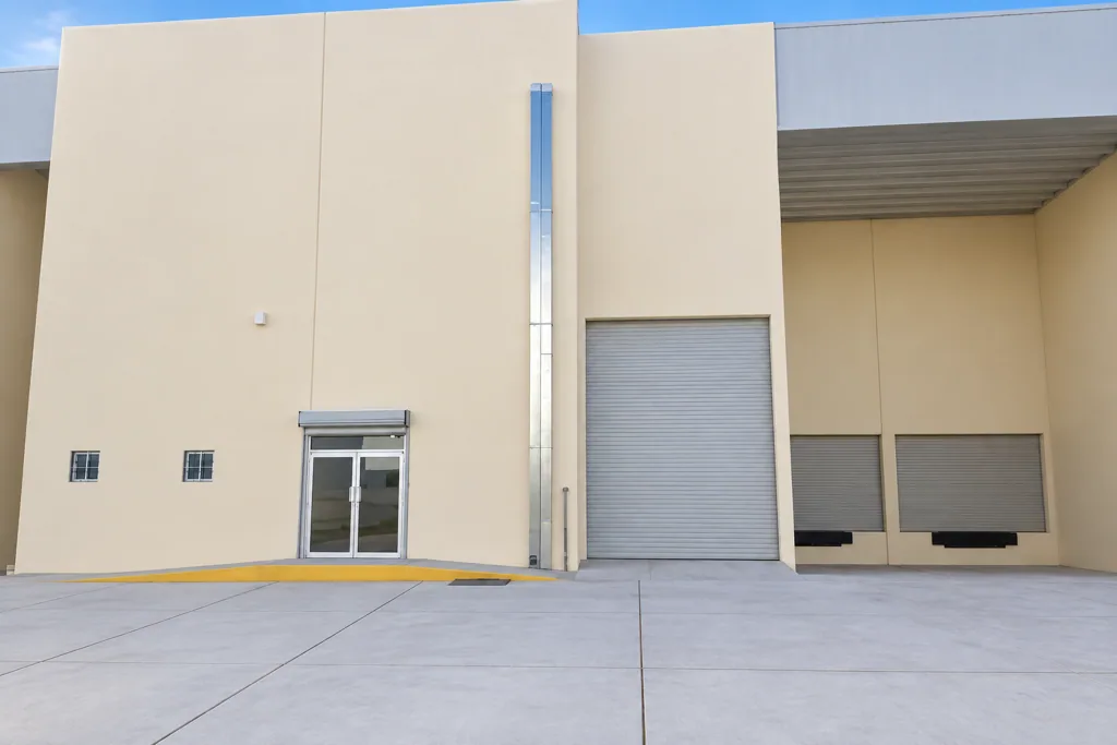 Bodega espaciosa con altura de 11 metros