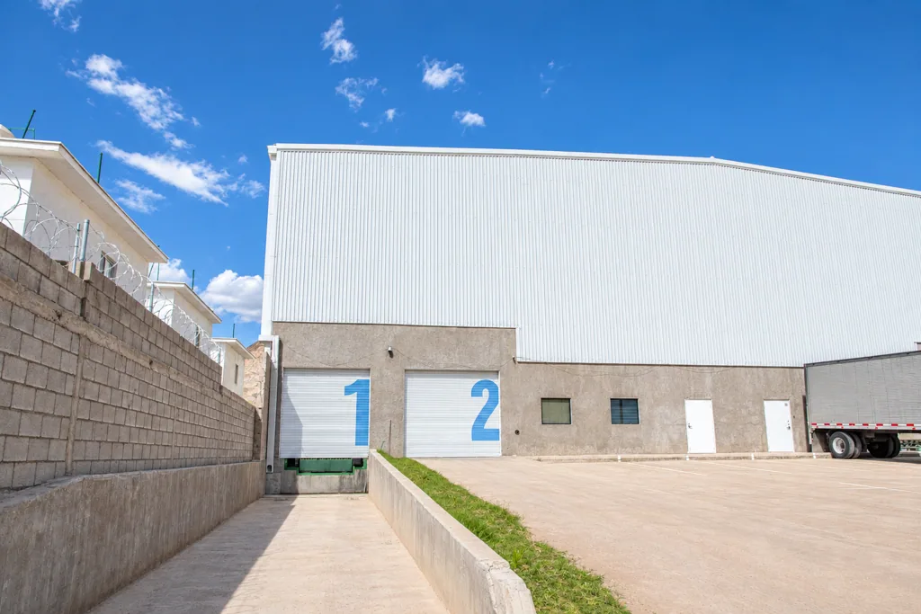 Bodega industrial con oficinas y cuarto frío — foto 3