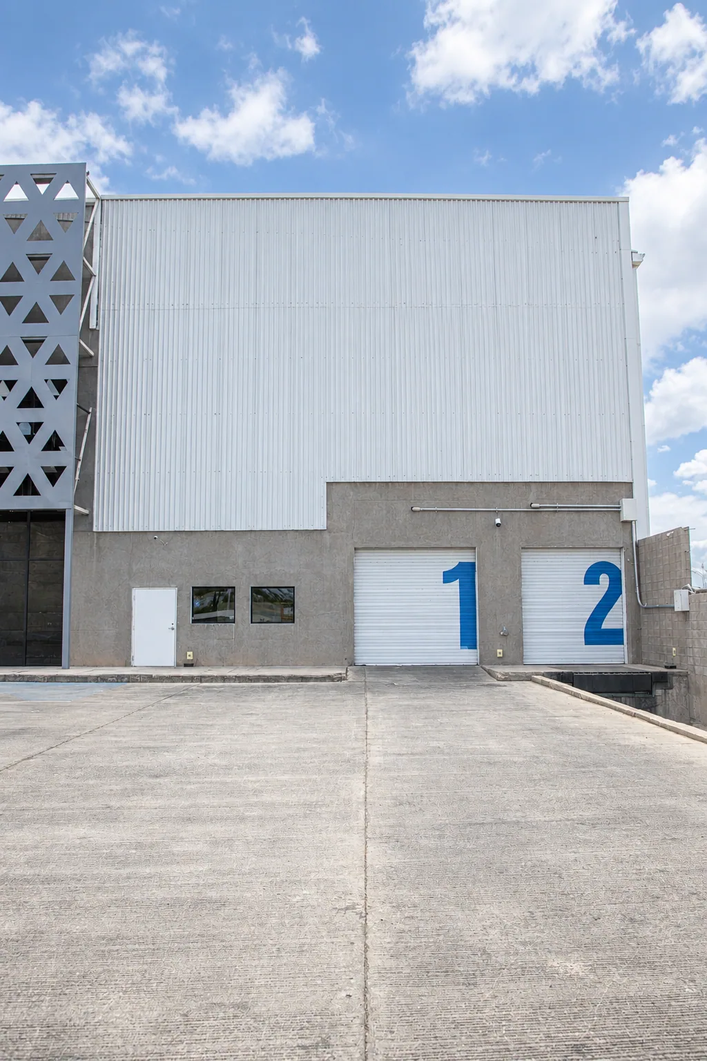 Bodega industrial con oficinas y cuarto frío
